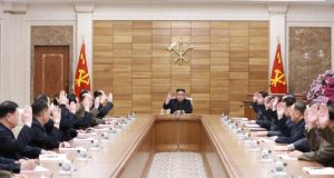 El líder norcoreano Kim Jong-un (c) preside una reunión ampliada de la Agencia Política del Comité Central del Partido de los Trabajadores de Corea,, en la sede del Comité Central de la formación política en Pionyang (Corea del Norte). EFE/ KCNA FOTO CEDIDA