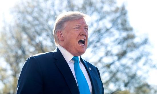 El presidente estadounidense, Donald Trump, ofrece declaraciones a los medios antes de dirigirse al helicóptero oficial en la Casa Blanca, Washington D.C (Estados Unidos), este miércoles. EFE