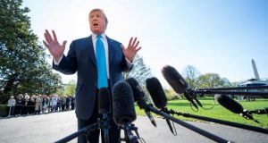 El presidente estadounidense, Donald Trump, ofrece declaraciones a los medios antes de dirigirse al helicóptero oficial en la Casa Blanca, Washington D.C (Estados Unidos), este miércoles. EFE