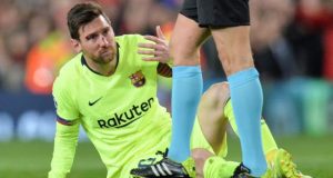 Lionel Messi del Barcelona reacciona tras recibir un golpe durante el partido de ida por los cuartos de final de la Liga de Campeones de la UEFA entre el Manchester United y el FC Barcelona este miércoles, en el estadio Old Trafford de la ciudad de Manchester (Reino Unido). EFE