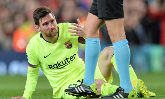 Lionel Messi del Barcelona reacciona tras recibir un golpe durante el partido de ida por los cuartos de final de la Liga de Campeones de la UEFA entre el Manchester United y el FC Barcelona este miércoles, en el estadio Old Trafford de la ciudad de Manchester (Reino Unido). EFE