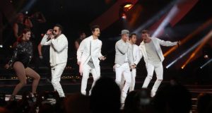 Los Backstreet Boys, la "boy band" más exitosa de la historia, con más de 130 millones de discos vendidos, son los protagonistas de una nueva exposición que organiza el museo de los Grammy desde hoy hasta el 2 de septiembre en conmemoración de los más de 25 años de carrera del grupo.