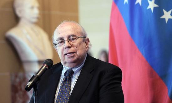 El enviado del líder opositor Juan Guaidó, Gustavo Tarre, habla tras una ceremonia donde presentó sus cartas credenciales ante la OEA, este miércoles en la sede del organismo, en Washington (EE.UU.). EFE