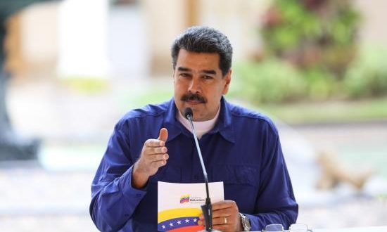 Fotografía cedida por prensa de Miraflores donde se observa al presidente de Venezuela Nicolás Maduro durante un evento este miércoles en Caracas (Venezuela). EFE