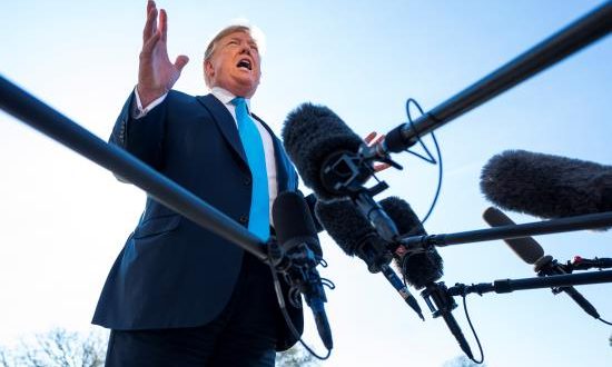 El presidente estadounidense, Donald Trump, ofrece declaraciones a los medios antes de dirigirse al helicóptero oficial en la Casa Blanca, Washington D.C (Estados Unidos). EFE/Archivo