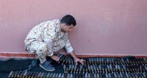 Militantes de la milicia Misrata preparan munición antes de unirse a las fuerzas gubernamentales de unidad respaldadadas por la ONU, este martes en Trípoli, Libia. EFE