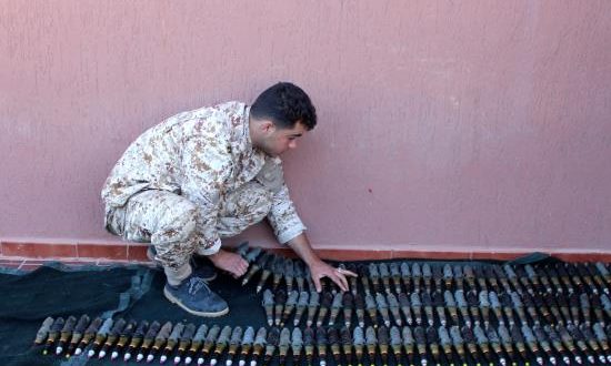 Militantes de la milicia Misrata preparan munición antes de unirse a las fuerzas gubernamentales de unidad respaldadadas por la ONU, este martes en Trípoli, Libia. EFE