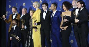 El elenco de Juego de Tronos posa con el Emmy a Mejor Serie de Drama durante la ceremonia anual de los Primetime Emmy Awards en septiembre de 2018. EFE/Archivo