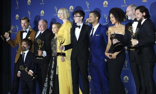 El elenco de Juego de Tronos posa con el Emmy a Mejor Serie de Drama durante la ceremonia anual de los Primetime Emmy Awards en septiembre de 2018. EFE/Archivo