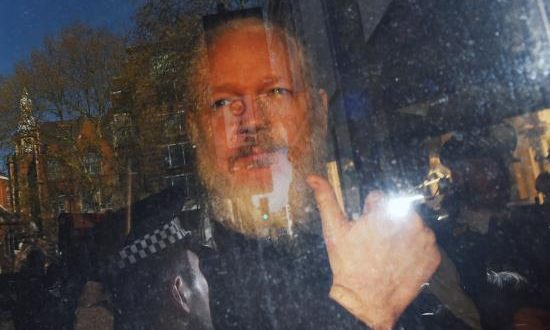 El fundador de WikiLeaks, Julian Assange, a su llegada este jueves a la Corte de Magistrados de Westminster en Londres (Reino Unido) tras su detención. EFE