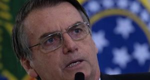 El presidente de Brasil, Jair Bolsonaro, fue registrado este jueves al encabezar una ceremonia para evaluar los 100 primeros días de su Gobierno, en el Palácio do Planalto, sede del poder ejecutivo, en Brasilia (Brasil). EFE