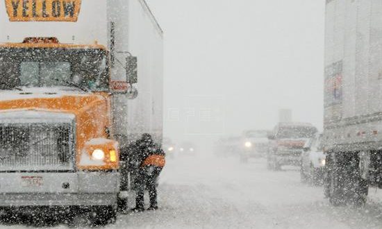 La tormenta, una "bomba ciclónica" similar a la que atravesó la misma región el pasado 13 de marzo, dejando daños millonarios y al menos cuatro muertos, descargó gran cantidad de nieve principalmente en Nebraska y Dakota del Sur, estados que aún no se han recuperado de las inundaciones provocadas por la tormenta anterior. EFE/Archivo
