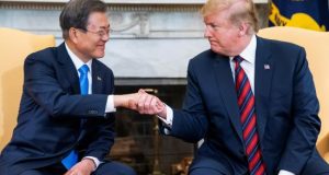 El presidente estadounidense, Donald J. Trump (d), recibe al presidente surcoreano, Moon Jae-in (i), durante su encuentro en la Casa Blanca, Washington D.C (Estados Unidos), este jueves. EFE