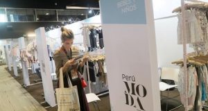 Una visitantes fue registrada este jueves durante la inauguración de la feria Perú Moda, en el Centro de Convenciones de Lima (Perú). EFE