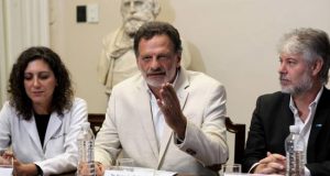 La médica de farmacología del Hospital Italiano de Buenos Aires, Paula Scibona, el investigador científico de CONICET y el director científico de Inmunova, Fernando Goldbaum, y Héctor Pralong, gerente de Vinculación Tecnológica del CONICET, participan en una conferencia de prensa este jueves, en Buenos Aires (Argentina). EFE