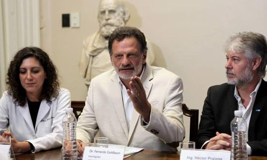 La médica de farmacología del Hospital Italiano de Buenos Aires, Paula Scibona, el investigador científico de CONICET y el director científico de Inmunova, Fernando Goldbaum, y Héctor Pralong, gerente de Vinculación Tecnológica del CONICET, participan en una conferencia de prensa este jueves, en Buenos Aires (Argentina). EFE