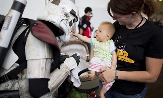 Miles de seguidores de "Star Wars" se reunirán hasta el próximo lunes en el centro de convenciones McCormick de Chicago para compartir su pasión y conocer más novedades acerca de las próximas películas y lanzamientos de este universo fílmico. EFE/Archivo