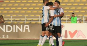 Jugadores de Argentina celebran un gol ante Paraguay este jueves en un partido de la ronda final del Campeonato Sudamericano Sub17 entre Paraguay y Argentina, en el estadio de la Universidad Nacional Mayor de San Marcos en Lima (Perú). EFE