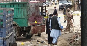 Oficiales de seguridad paquistaníes inspeccionan el lugar de la explosión de una bomba este viernes en Quetta (Pakistán). EFE