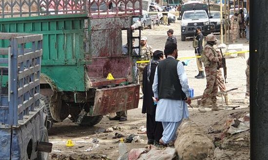 Oficiales de seguridad paquistaníes inspeccionan el lugar de la explosión de una bomba este viernes en Quetta (Pakistán). EFE
