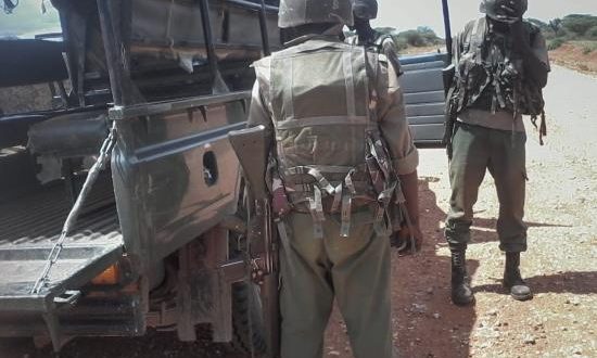 Soldados kenianos vigilaban el lugar en el que sospechosos del grupo islamista somalí Al Shabab secuestraron un vehículo que transportaba "khat", una droga originaria de África con efectos parecidos a las anfetaminas, cerca de la ciudad de Mandera, en la frontera con Somalia, (Kenia), en abril de 2015. EFE/Archivo