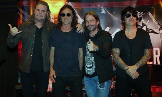 Los integrantes de la agrupación mexicana Mana, Fher Olvera (i), Juan Calleros (2i), Sergio Vallín (2d) y Alex González (d), posan luego de una conferencia de prensa. EFE/Archivo