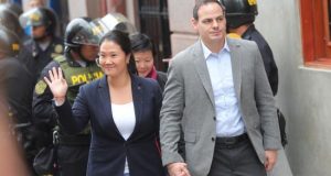 En la imagen, Keiko Fujimori (i), principal líder de la oposición en Perú, junto a su esposo, Mark Vito. EFE/Archivo