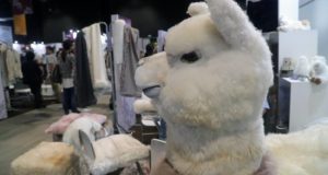 Las camisetas, cárdigan y camisas de algodón y los hilados de alpaca son los productos de la exportación textil peruana que lideraron el alza del 10 % de las ventas al exterior del país registrada en 2018, que sumaron 1.400 millones de dólares, explicó a Efe el director de exportaciones de PromPerú, Luis Torres.