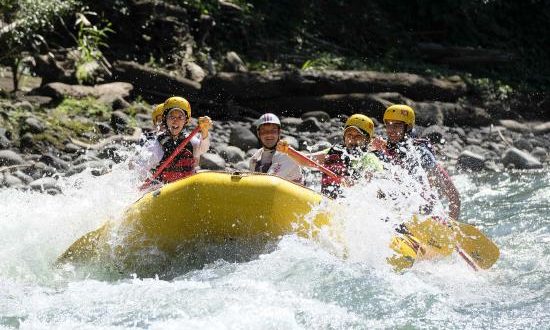 En grupo de personas participa en una actividad de rafting, en el río Pacuare, en la provincia de Limón (Costa Rica). EFE/Archivo