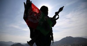 Un soldado afgano toma posiciones durante una operación contra militantes del Estado Islámico (EI) en la provincia de Nangarhar (Afganistán). EFE/Archivo