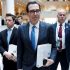 El secretario del Tesoro estadounidense, Steven Mnuchin (C), llega a una reunión del G20 en la sede del Fondo Monetario Internacional en Washington D.C (Estados Unidos), EFE