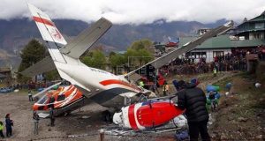 Al menos tres personas murieron y otras tres resultaron heridas al estrellarse hoy un avión cuando trataba de despegar del aeródromo nepalí de Lukla, cerca del Everest. EFE