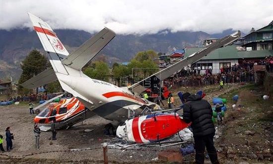 Al menos tres personas murieron y otras tres resultaron heridas al estrellarse hoy un avión cuando trataba de despegar del aeródromo nepalí de Lukla, cerca del Everest. EFE