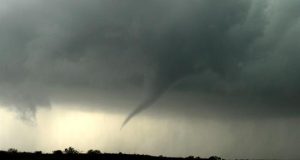 Las autoridades mantenían la alerta sobre tormentas y posibles tornados en parte de Florida, Alabama y Tennessee, a medida que el sistema de tormentas se iba desplazando hacia el este. EFE/Archivo