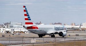 Un avión Boeing 737 MAX 8 de American Airlines se dispone a despegar en el aeropuerto de LaGuardia, ayer en Nueva York (Estados Unidos). EFE/Archivo