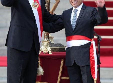 Fotografía de archivo del presidente de Perú, Martín Vizcarra, junto a Edmer Trujillo Mori, ministro de Transportes y Comunicaciones, en el Patio de Honor del Palacio de Gobierno de Lima (Perú). EFE/Archivo