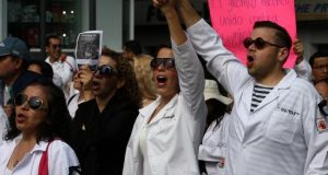 Médicos residentes de 82 hospitales de más de 24 estados mexicanos iniciaron este lunes un "paro activo de labores" por problemas con la nómina, ello sin dejar de atender a los pacientes graves, de urgencias y de áreas críticas. EFE/Archivo