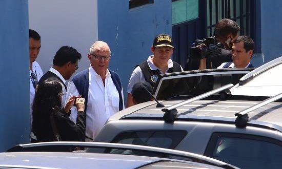 El expresidente peruano Pedro Pablo Kuczynski (3i) sale de la sede de Medicina Legal tras su detención preliminar por 10 días el pasado miércoles en Lima (Perú). EFE