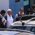 El expresidente peruano Pedro Pablo Kuczynski (3i) sale de la sede de Medicina Legal tras su detención preliminar por 10 días el pasado miércoles en Lima (Perú). EFE