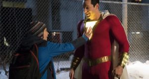 Fotograma cedido por Warner Bros. donde aparece Jack Dylan Grazer (i) como Freddy Freeman y Zachary Levi (d) como Shazam, durante una escena de la nueva película del universo cinematográfico de DC Comics, "Shazam!". EFE/ Steve Wilkie/ Warner Bros.