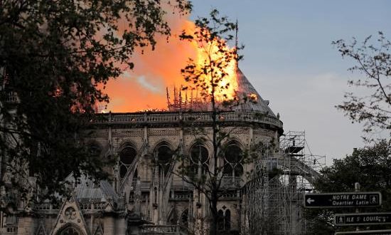 Vista general del incendio que consume el techo de la catedral de Notre Dame este lunes, en París (Francia). EFE