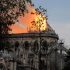Vista general del incendio que consume el techo de la catedral de Notre Dame este lunes, en París (Francia). EFE