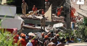 Los dos edificios que colapsaron fueron construidos de manera irregular en un área de reserva ambiental controlada por grupos parapoliciales conocidos como milicias, que vendieron los apartamentos a precios muy inferiores a los del mercado pero sin entregar la respectiva documentación. EFE