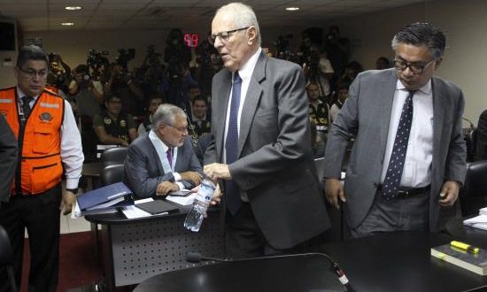 Fotografía cedida por el Poder Judicial del Perú donde se aprecia al expresidente peruano, Pedro Pablo Kuczynski (c), acompañado de su abogado, César Nakazaki (c), durante una audiencia este lunes 15 de abril del 2019, en la Primera Sala Penal de Apelaciones Nacional Permanente Especializada en Delitos de Corrupción de Funcionarios en la ciudad de Lima (Péru). EFE/ Francisco Medina / Poder Judicial del Perú