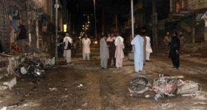 Miembros de las fuerzas de seguridad de Pakistán inspeccionan la zona en la que se produjo una explosión el pasado viernes, cerca de la frontera afgana en Chaman, Pakistán. EFE