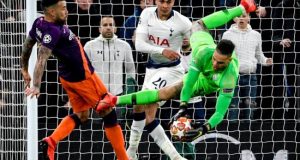 El portero Ederson (d) del Manchester City en acción contra el Dele Alli (c) del Tottenham durante el partido de ida por los cuartos de final de la Liga de Campeones de la UEFA entre el Tottenham Hotspur y el Manchester City el martes pasado, en el estadio Hotspur, en Londres (Reino Unido). EFE