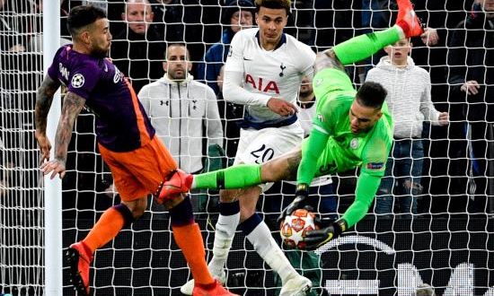 El portero Ederson (d) del Manchester City en acción contra el Dele Alli (c) del Tottenham durante el partido de ida por los cuartos de final de la Liga de Campeones de la UEFA entre el Tottenham Hotspur y el Manchester City el martes pasado, en el estadio Hotspur, en Londres (Reino Unido). EFE