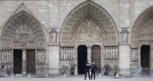 Dos policías vigilan junto a la catedral de Notre Dame, este martes, en París (Francia). Francia evalúa los daños sufridos por la catedral de Notre Dame de París, devastada por un incendio cuyo origen es todavía desconocido y está siendo investigado por la Justicia. EFE