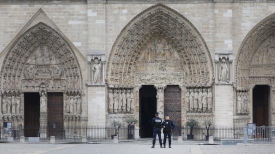 Dos policías vigilan junto a la catedral de Notre Dame, este martes, en París (Francia). Francia evalúa los daños sufridos por la catedral de Notre Dame de París, devastada por un incendio cuyo origen es todavía desconocido y está siendo investigado por la Justicia. EFE