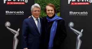 El cantante Raphael posa junto al el presidente de EGEDA ,Enrique Cerezo (i), durante el acto en el Raphael que recibe el Premio Platino de Honor por parte de la Entidad de Gestión de Derechos de los Productores Audiovisuales(EGEDA). EFE